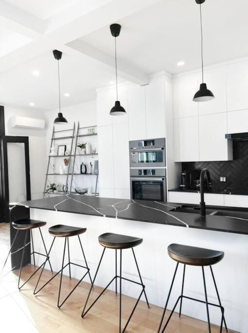 Apartment Upscale 3-bedroom Entire Unit In The Trendy Plateau Mont-royal Featuring A Magazine-worthy Kitchen & Opulent Living Spaces - 1 Montreal