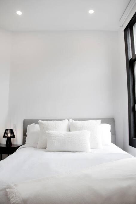 Upscale 3-bedroom Entire Unit In The Trendy Plateau Mont-royal Featuring A Magazine-worthy Kitchen & Opulent Living Spaces - 1 Apartment Montreal