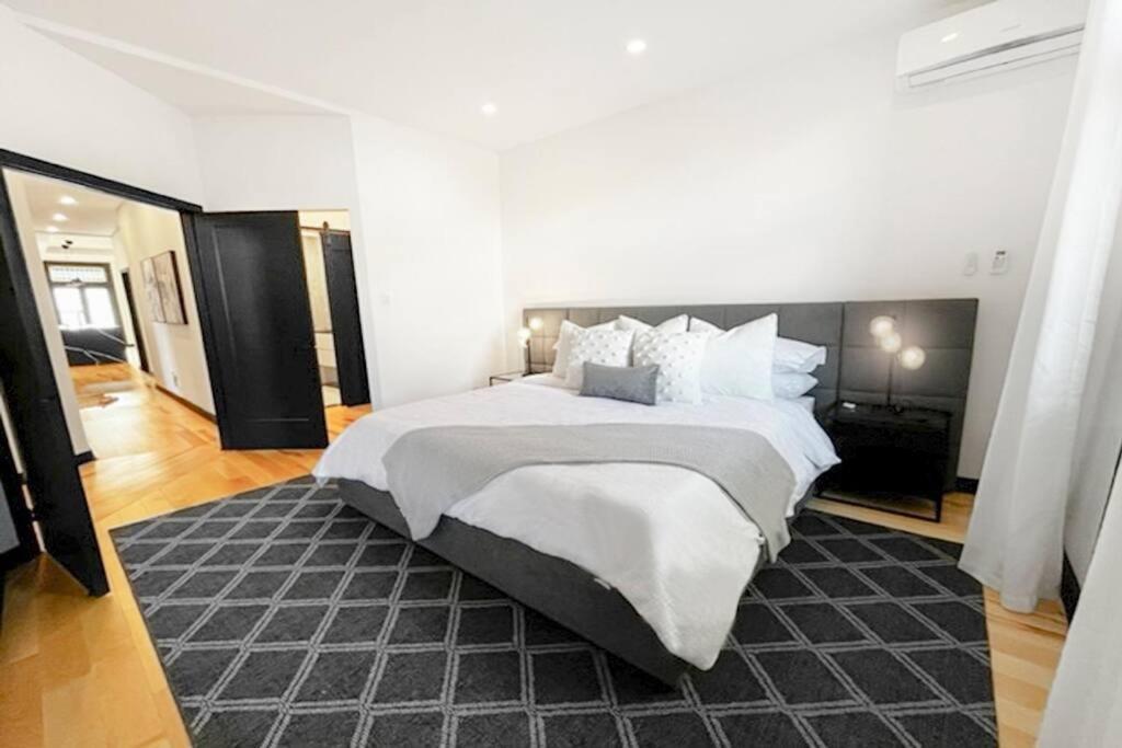 Upscale 3-bedroom Entire Unit In The Trendy Plateau Mont-royal Featuring A Magazine-worthy Kitchen & Opulent Living Spaces - 1 *
