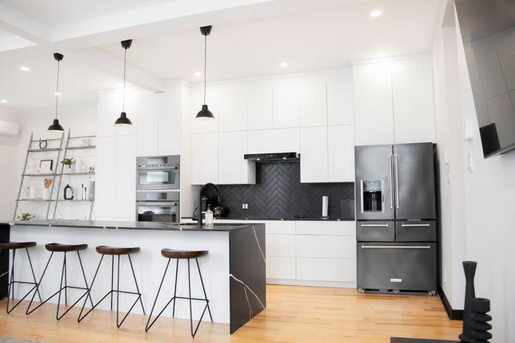 Upscale 3-bedroom Entire Unit In The Trendy Plateau Mont-royal Featuring A Magazine-worthy Kitchen & Opulent Living Spaces - 1 Apartment