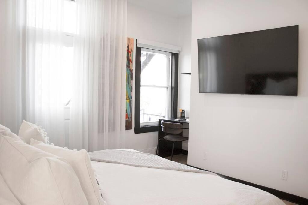 Upscale 3-bedroom Entire Unit In The Trendy Plateau Mont-royal Featuring A Magazine-worthy Kitchen & Opulent Living Spaces - 1 Montreal