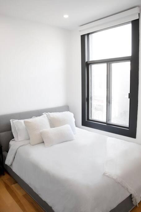 Apartment Upscale 3-bedroom Entire Unit In The Trendy Plateau Mont-royal Featuring A Magazine-worthy Kitchen & Opulent Living Spaces - 1 *