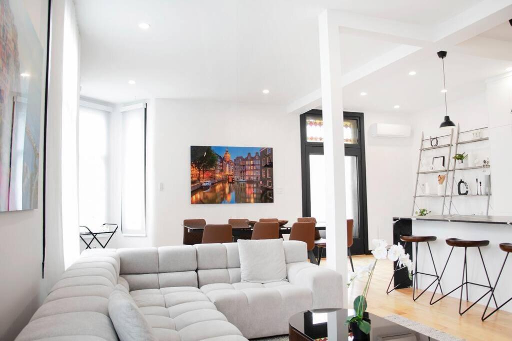 Apartment Upscale 3-bedroom Entire Unit In The Trendy Plateau Mont-royal Featuring A Magazine-worthy Kitchen & Opulent Living Spaces - 1 *