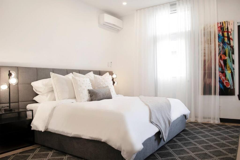 Apartment Upscale 3-bedroom Entire Unit In The Trendy Plateau Mont-royal Featuring A Magazine-worthy Kitchen & Opulent Living Spaces - 1 Montreal