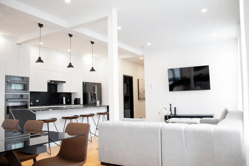 Upscale 3-bedroom Entire Unit In The Trendy Plateau Mont-royal Featuring A Magazine-worthy Kitchen & Opulent Living Spaces - 1 * Montreal