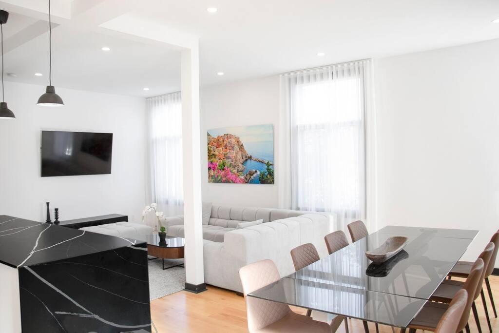 Upscale 3-bedroom Entire Unit In The Trendy Plateau Mont-royal Featuring A Magazine-worthy Kitchen & Opulent Living Spaces - 1