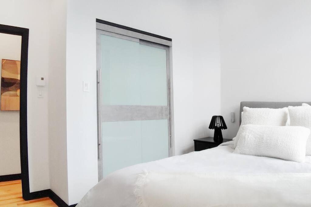 Apartment Upscale 3-bedroom Entire Unit In The Trendy Plateau Mont-royal Featuring A Magazine-worthy Kitchen & Opulent Living Spaces - 1