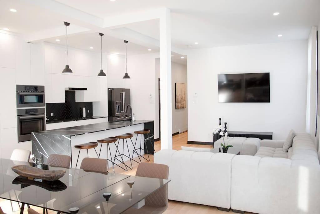 Upscale 3-bedroom Entire Unit In The Trendy Plateau Mont-royal Featuring A Magazine-worthy Kitchen & Opulent Living Spaces - 1 Apartment Montreal
