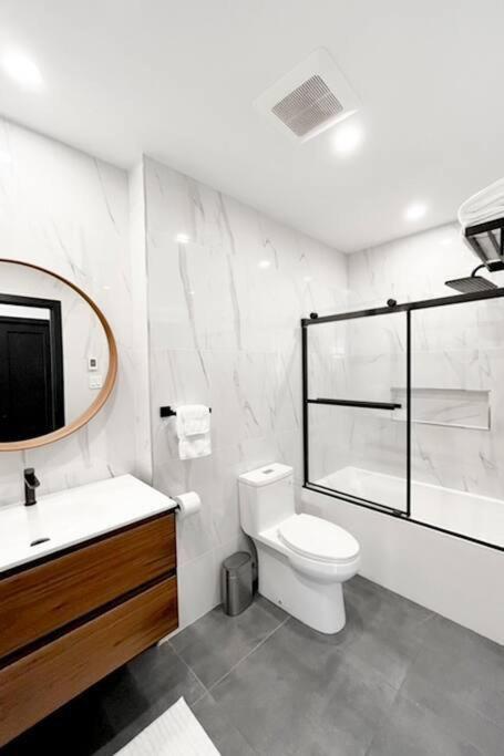 Upscale 3-bedroom Entire Unit In The Trendy Plateau Mont-royal Featuring A Magazine-worthy Kitchen & Opulent Living Spaces - 1 Apartment Montreal
