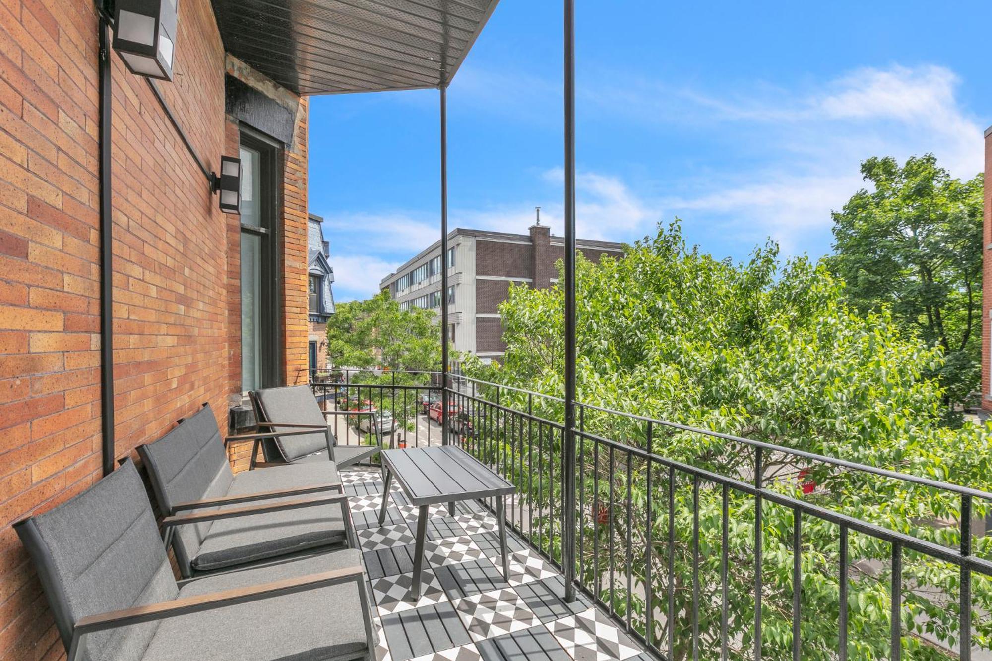Apartment Upscale 3-bedroom Entire Unit In The Trendy Plateau Mont-royal Featuring A Magazine-worthy Kitchen & Opulent Living Spaces - 1 Montreal